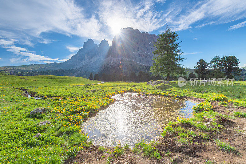 在Dolomites，有一座大山环绕着Colle Santa Lucia和Selva di Cadore的村庄